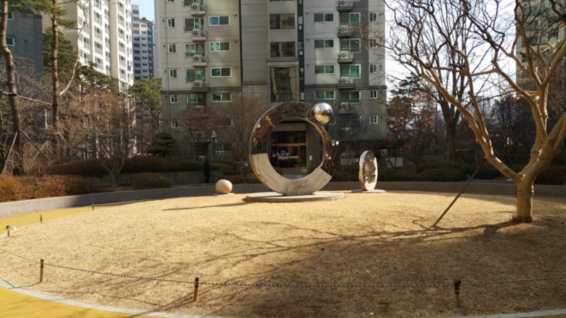 단지만의 특별한 조경을 선사하는 단지 조형물이에요