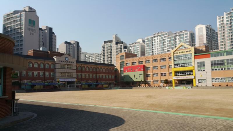 단지 인근에 위치한 미아초등학교입니다