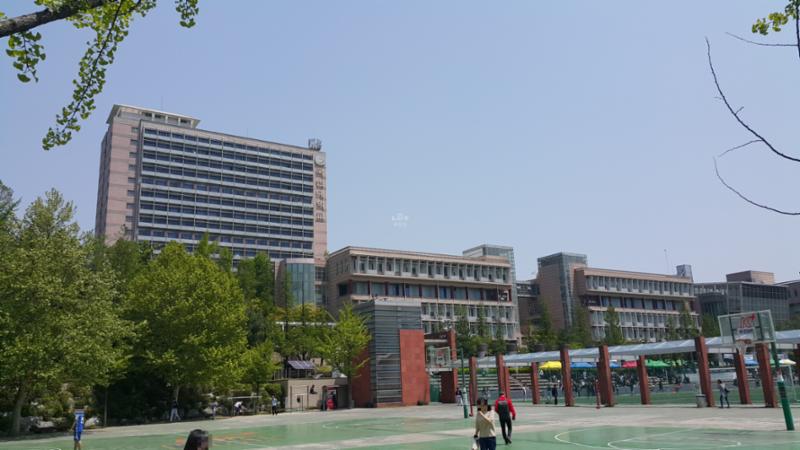정릉동에 위치한 사립대학인 국민대학교가 있습니다