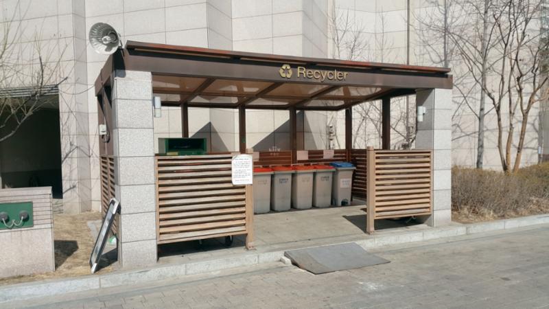 입주민들의 생활편의를 위하여 재활용 분리수거장을 야외에 별도로 설치하여 편의를 높였으며, 단지를 깨끗하게 관리할 수 있어요