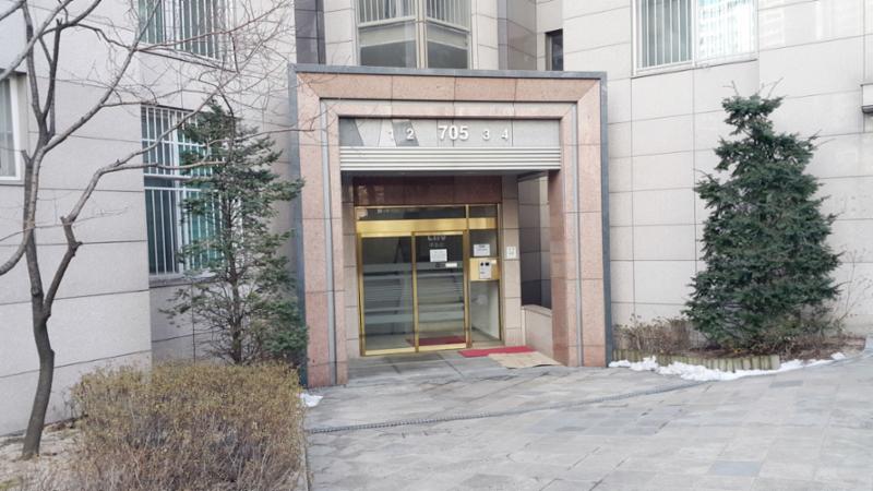 고급스러운 디자인의 공용현관 입구에요