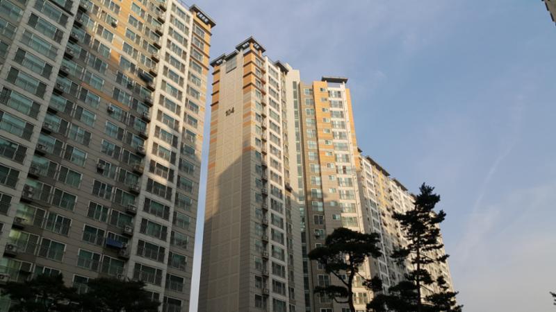 신축 단지답게 세련된 단지 외관 디자인이 돋보이며 깨끗한 외관 상태를 보여주고 있어요