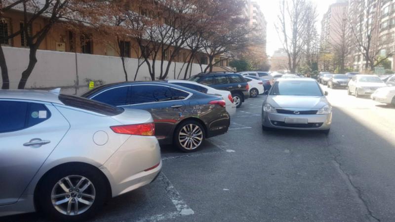반포경남아파트 지상 주차장입니다