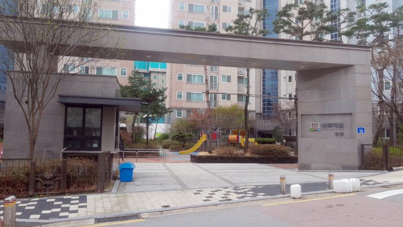 대리석으로 깔끔하게 시공된 정문 입구 모습이에요