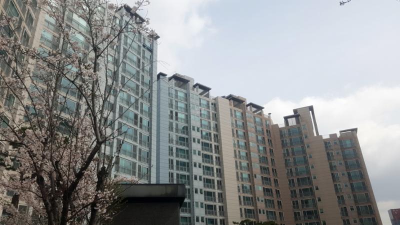 고급스러운 디자인과 차별화된 분위기로 단지의 품격을 한층 더 높이는 아파트 단지전경 모습이에요