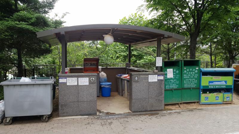 쓰레기, 재활용쓰레기를 버릴 수 있도록 공간이 마련되어 있고 깨끗하게 잘 정돈되고 계수대가 설치되어 있어 주민들이 편리하게 이용할 수 있어요