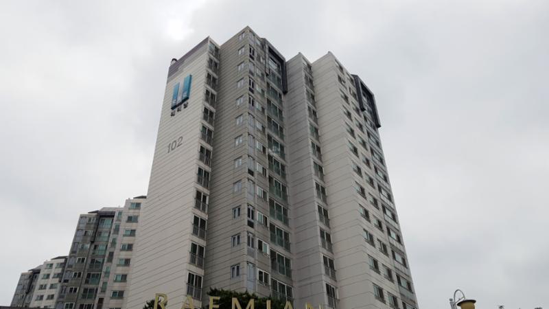 멋스러운 디자인과 차분한 색상으로 꾸며진 단지 외관이에요