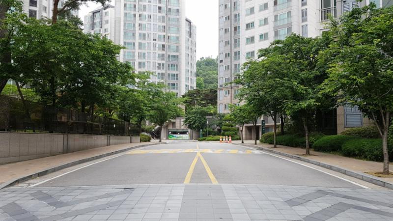 넓은 차량 통행로가 확보된 단지 내 도로에요