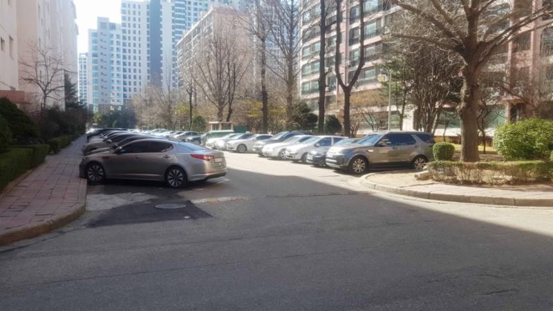 현관과 바로 연결되는 지상 주차장입니다