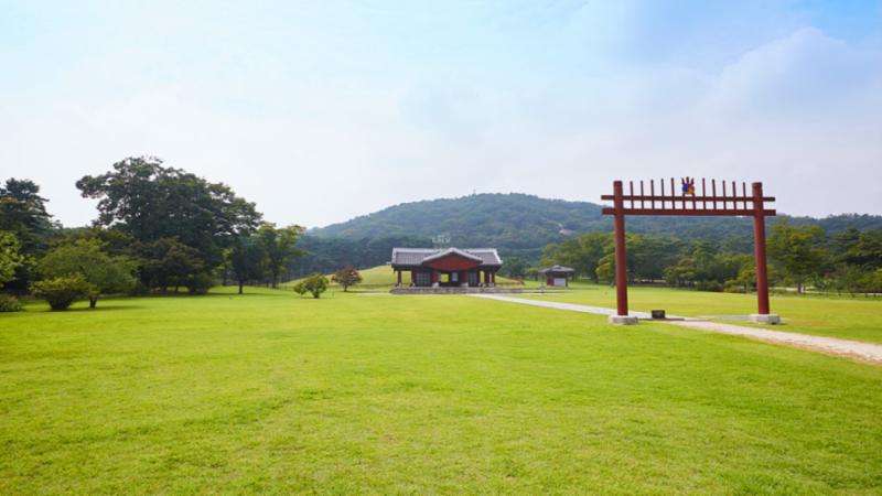 단지 인근에 위치한 의릉입니다