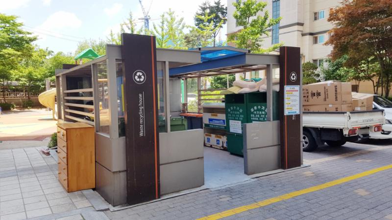 단지 한쪽에 마련된 분리수거장이에요
