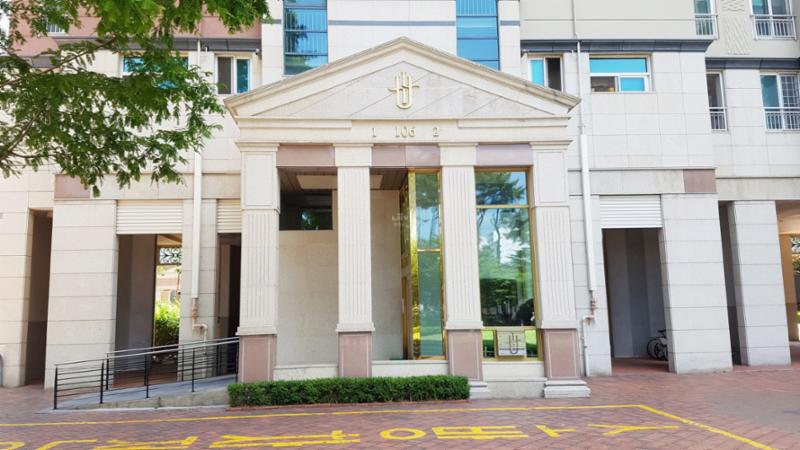 마치 신전에 와있는듯한 디자인의 106동 공동현관이에요