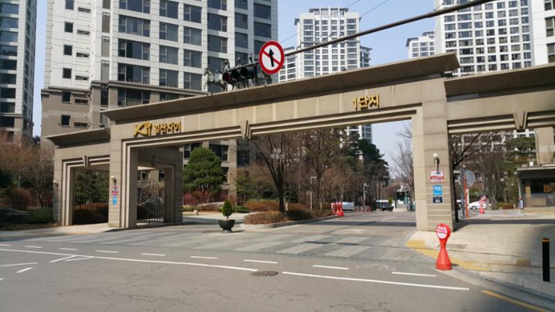 단지의 이미지를 높여주고 아파트 가치를 드높여 주는 멋스러운 대형 문주가 세워져있고 좌측으로는 단지 내 상가가 위치하고 있네요