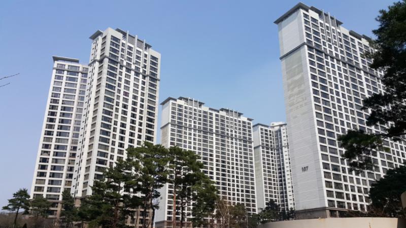 단지만의 특별한 외관 디자인으로 품격 있고 고급스러움이 느껴지는 단지 모습이에요