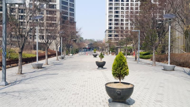100% 지하화 주차장으로 단지 내에 차가 없는 안전한 단지로 산책을 즐기기에도 좋아요