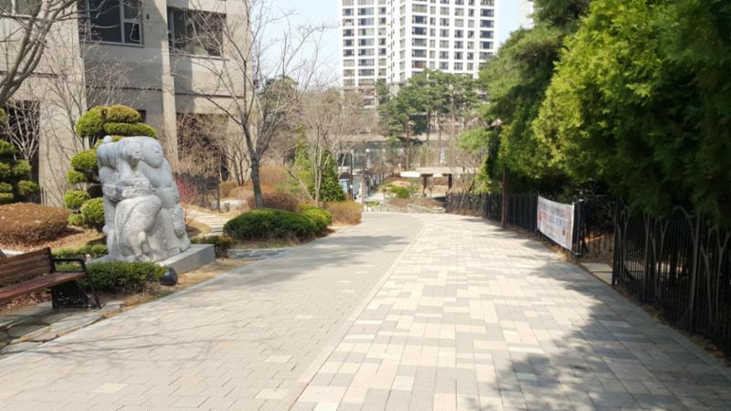 단지 내 차가 없는 단지로 입주민들이 안전하게 통행할 수 있으며, 보행로 중간중간에 입주민 쉼터가 위치해 입주민 단지 생활에 신경 쓴 모습이에요