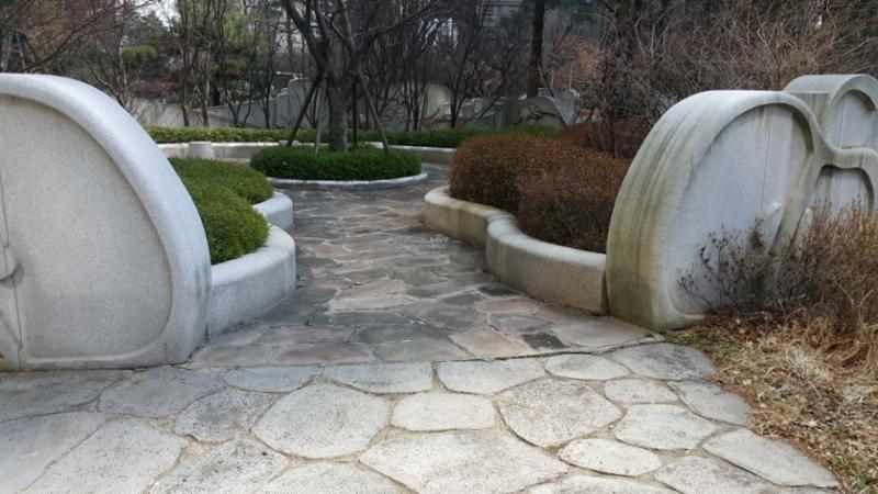 단지를 따라 걸으며 자연을 느낄 수 있는 쾌적한 단지 내 산책로에요