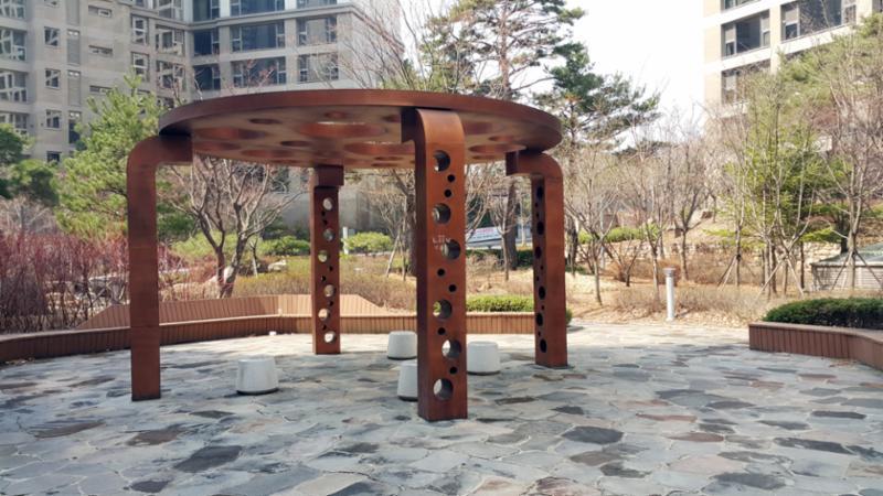 나무 그늘 밑 의자에 앉아 편안하게 휴식을 취할 수 있는 휴식공간이에요