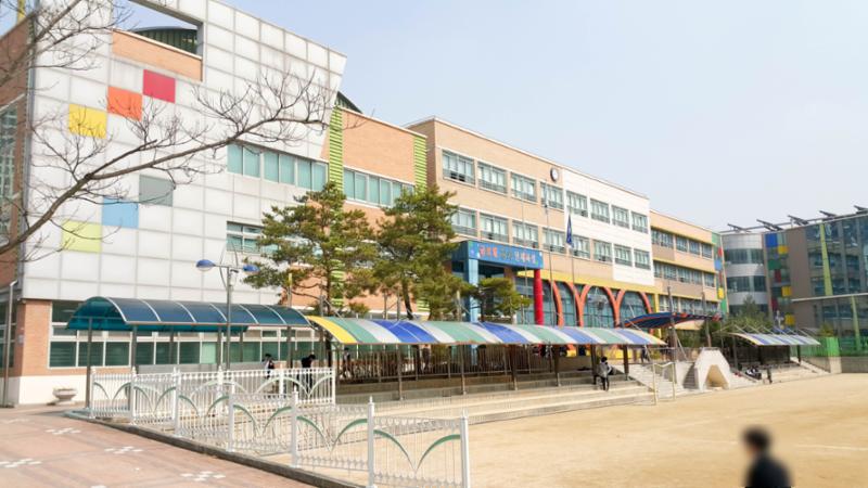 단지에서 도보 12분 거리에 위치해 있는 중학교입니다