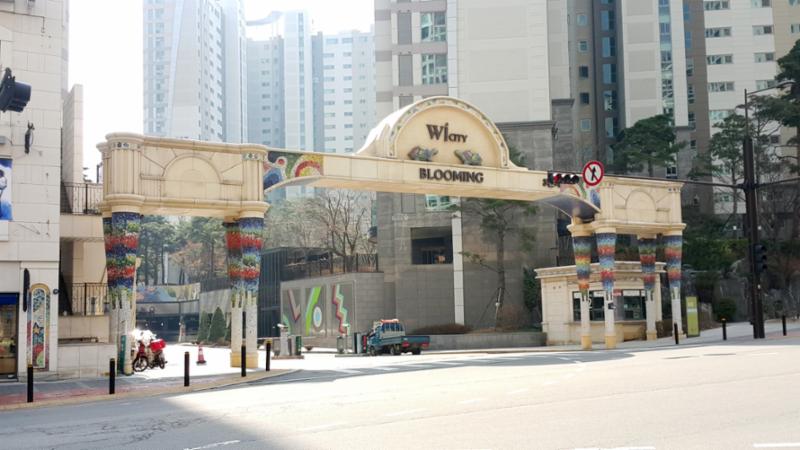멋스러운 문주가 돋보이는 단지 정문이에요