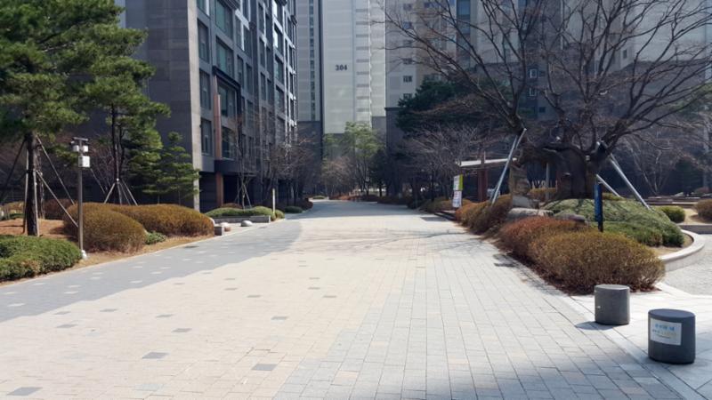 단지 내에 위치한 보행로이고요~ 단지 안으로 차량 출입이 불가능하고 녹지공간과 어우러져 있으며, 각각의 위치에 커뮤니티 시설이 위치해 있어 좋아요