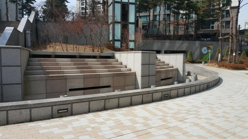 멋스러운 수변시설과 조화롭게 꾸며진 주민쉼터 공간이에요