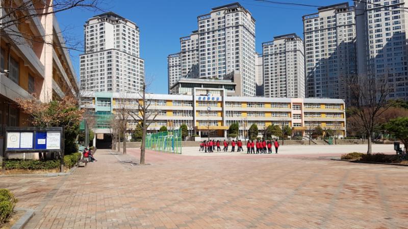 단지 주변에 위치해 있는 원촌중학교입니다