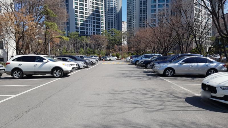 단지를 관통하여 이어져 있는 단지 내 도로입니다