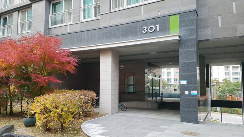 필로티 구조의 301동 현관이에요