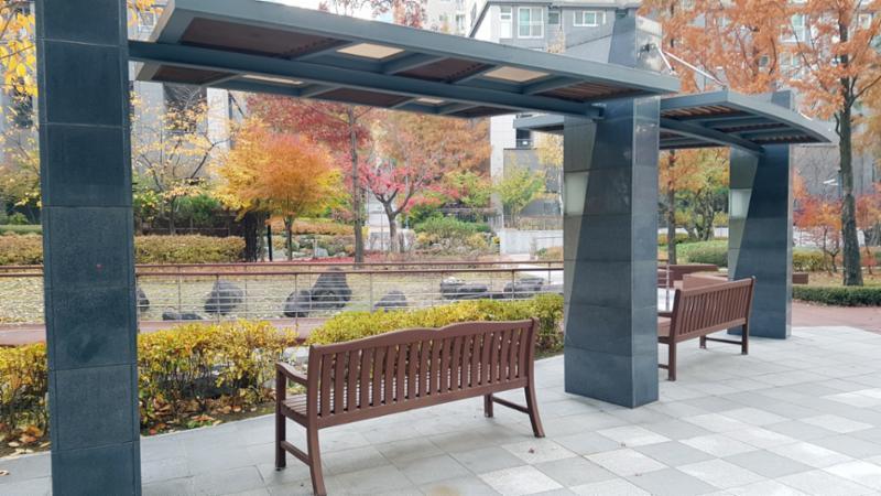 그늘 밑 벤치에 앉아 편안하게 휴식을 취할 수 있는 휴식공간이에요