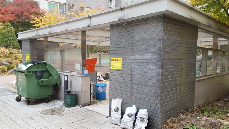 주민들의 이동 경로를 배려해 주차장 외진곳에 마련된 분리수거장이에요