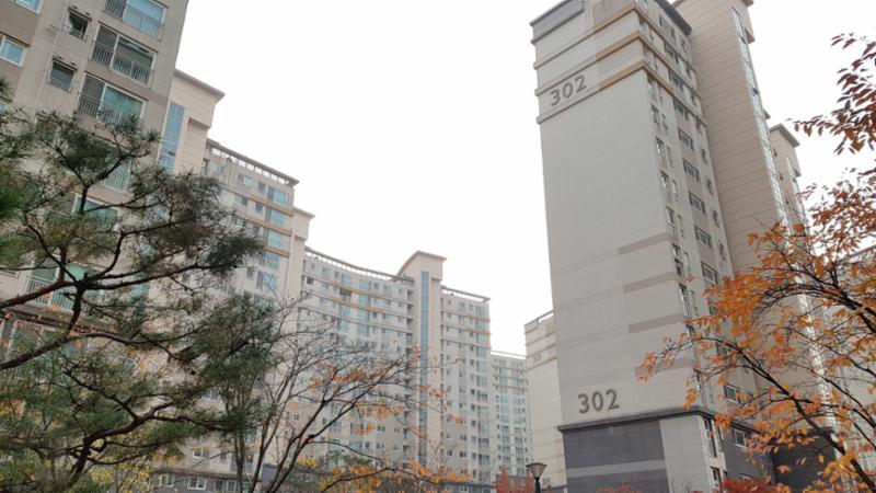 단지 주변으로 신봉초,중,고가 인접해 있어 도보권으로 통학할 수 있는 교육 환경을 갖추었어요