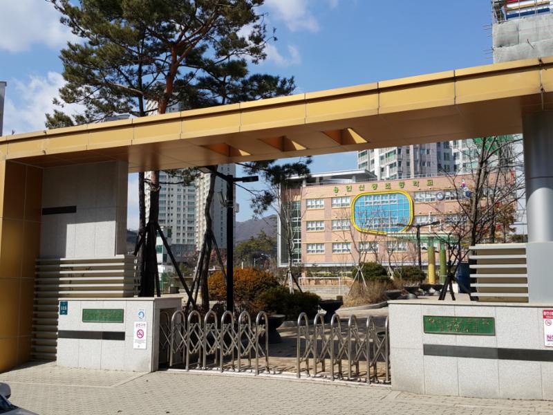 단지 주변으로 배정학교인 용인신봉초등학교가 있습니다