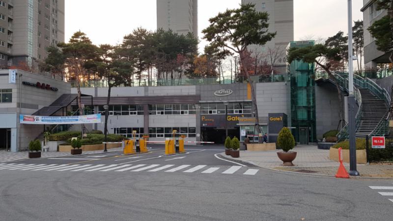 지하 주차장으로 바로 진입할 수 있는 신봉마을4단지동일하이빌 정문이에요