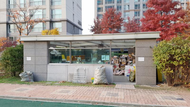 입주민들의 생활편의를 위하여 재활용 분리수거장을 야외에 별도로 설치하여 편의를 높였으며, 단지를 깨끗하게 관리할 수 있어요