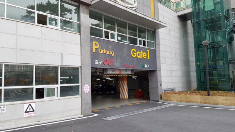 평지로 된 지하 주차장 출입구에요