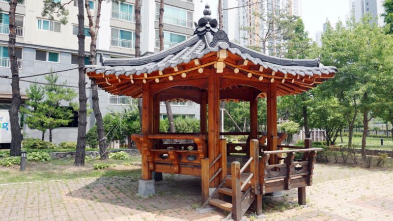 전통미가 물씬 풍기는 단지 내 쉼터공간이에요