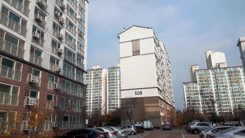 휴먼시아5단지 특유의 색채와 디자인이 묻어 있는 단지 외형이에요