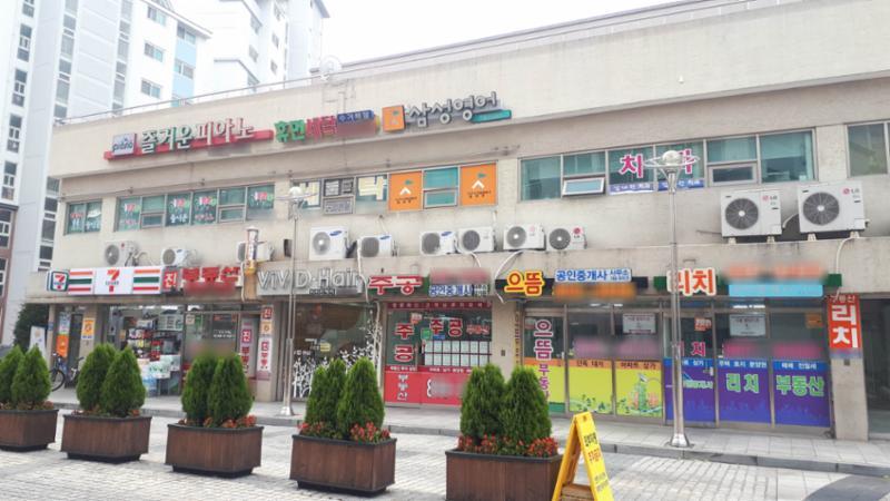 단지 내 상가가 배치되어 있고 다양한 업종의 상가들이 입점해  입주민들이 멀리 가지 않아도 편리하게 이용할 수 있도록 신경 쓴 모습이에요