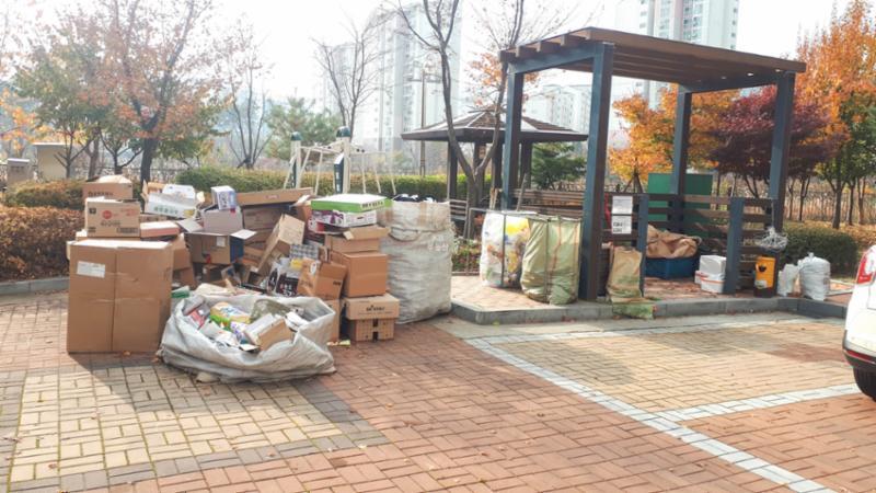 단지 내 분리수거함이에요