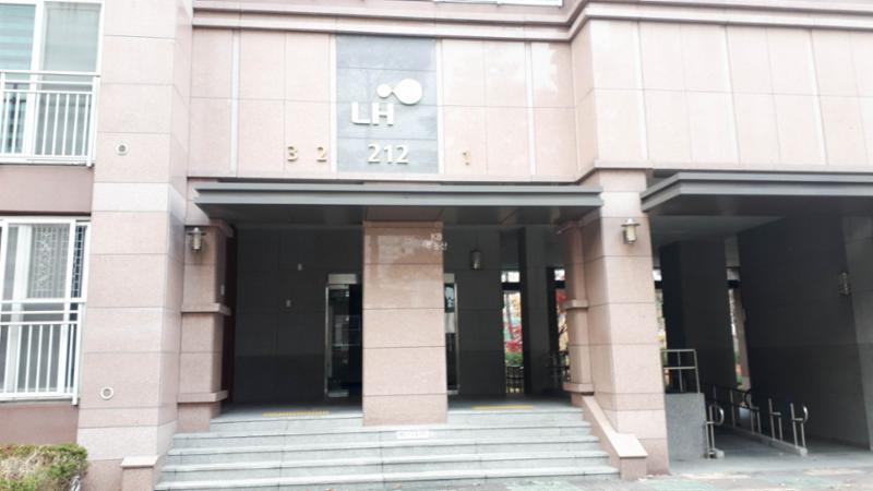 212동 휴먼시아2단지아파트 1층 공용현관이에요