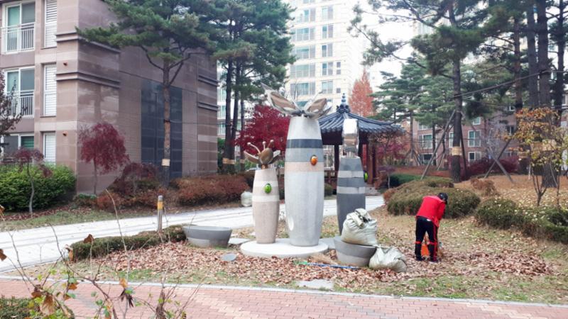 휴먼시아2단지 단지 내부와 어울리는 조형물을 배치해서 한층 더 멋스러워 보입니다