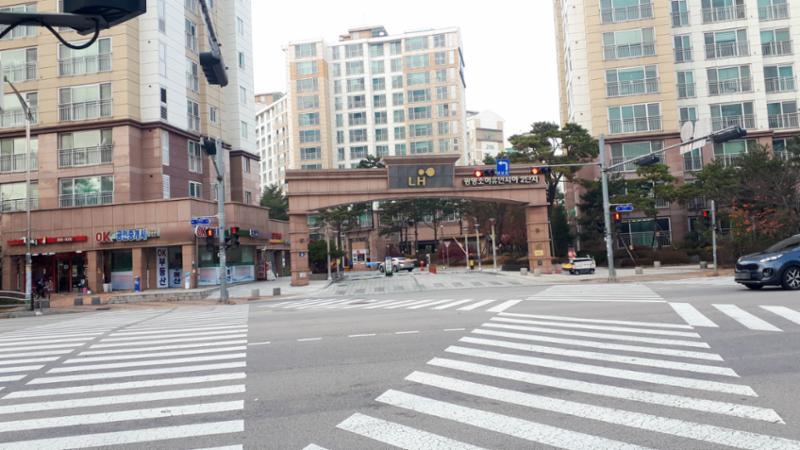 휴먼시아2단지 아파트 정문입니다