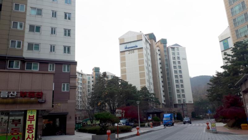 휴먼시아2단지 아파트의 깔끔하고 세련된 전경 사진이에요