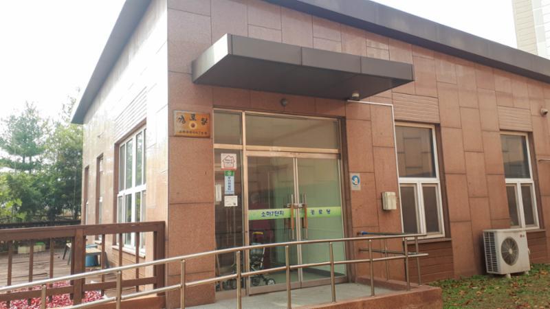 어르신들께서 어울리실 수 있고 즐거운 시간을 보내실 수 있는 단지 내 경로당이에요