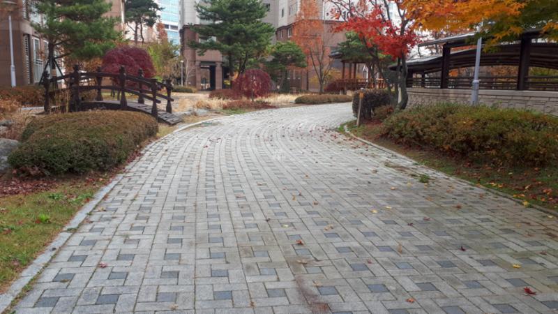 단지를 따라 걸으며 자연을 느낄 수 있는 쾌적한 단지 내 보행로고요