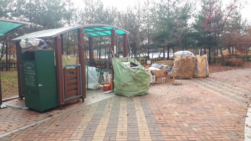 주민들의 이동 경로를 배려해 주차장 외진 곳에 마련된 분리수거장이에요