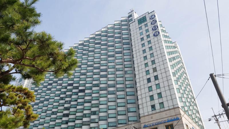 3호선 대청역 바로 앞에 위치한 역세권 주상복합단지로 저층부는 다양한 상점이 입점되어 있어요