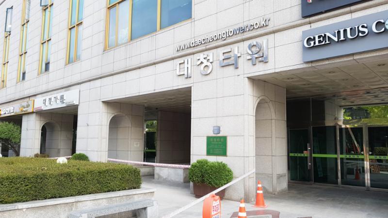 입체적으로 새겨진 단지명이 시선을 끄는 단지 정문이에요