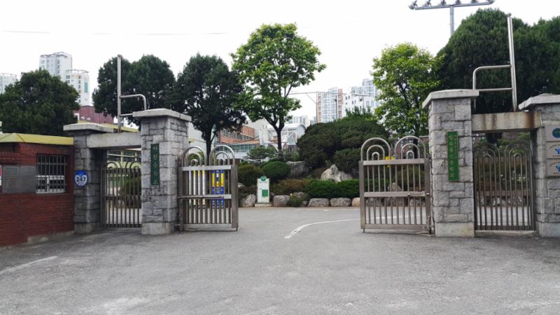 단지 주변에 위치해 있는 아현중학교입니다